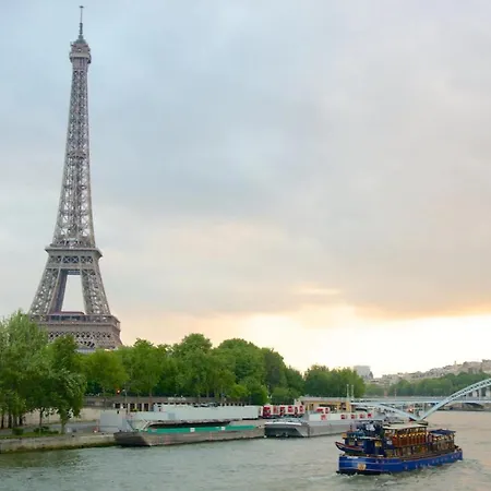 Renovated Champs-elysees Retreat * Parigi